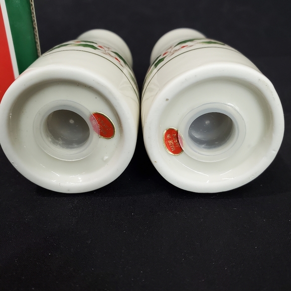 VINTAGE Christmas Holiday Porcelain Salt and Pepper Shakers NWB Made in Japan - Picture 3 of 6